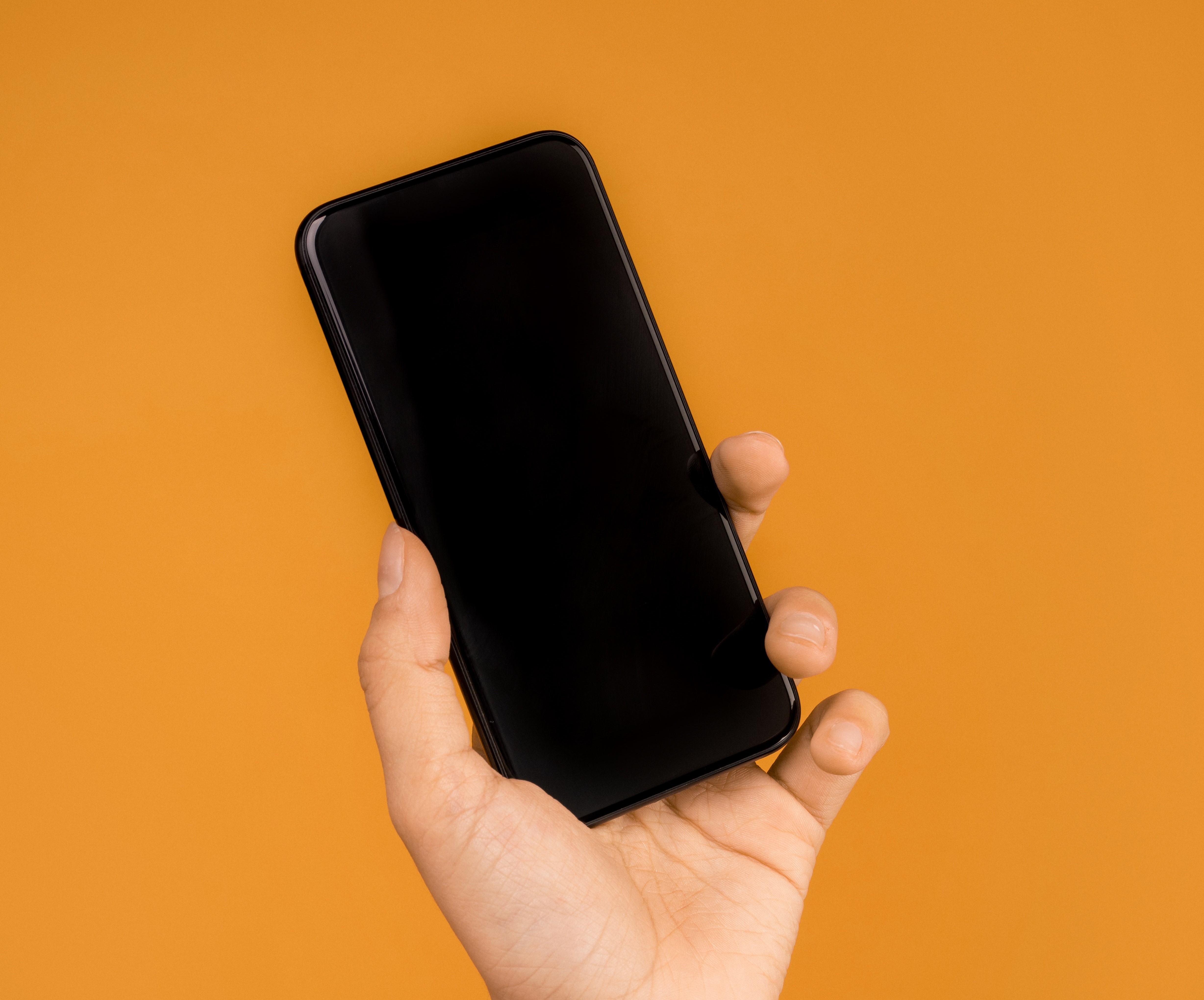 Imagem de um celular com a tela preta
